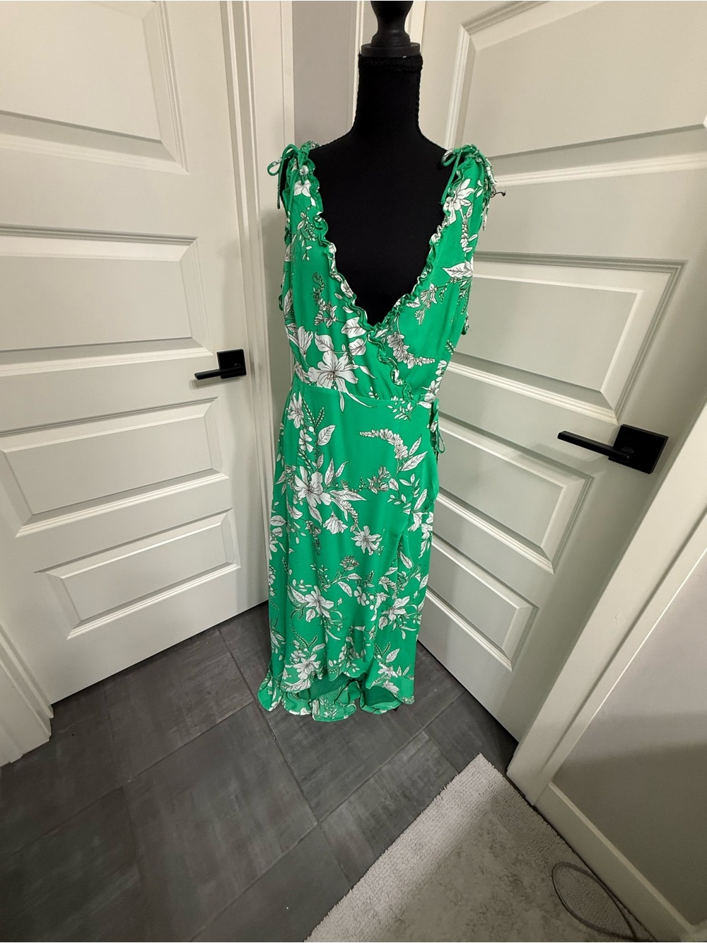 Lulu's Emerald Green Floral Wrap Maxi Dress 💚🤍Like New!!